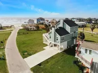 Amazing views of the gulf from the decks. Welcoming open floor plan. Hotel dekat West Galveston Island Historical Landmark