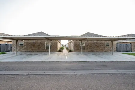 Gorgeous Pet Friendly Townhome: Clean and Spacious With Private Terrace!