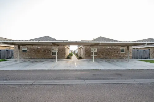 Gorgeous Pet Friendly Townhome: Clean and Spacious With Private Terrace!