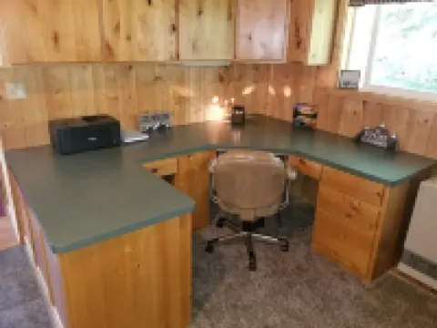 Hot Tub! Cozy beds sleeps 10, Wi-Fi, only 20 miles to West Yellowstone