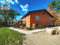 Luxury River View Cabin, Hot Tub + Fireplace, Private Retreat Hotels in Freeman