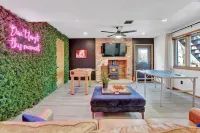 Pocono Dream Chalet- HOT TUB/GameRoom/Lake & Pool Access/ Fireplace / Firepit