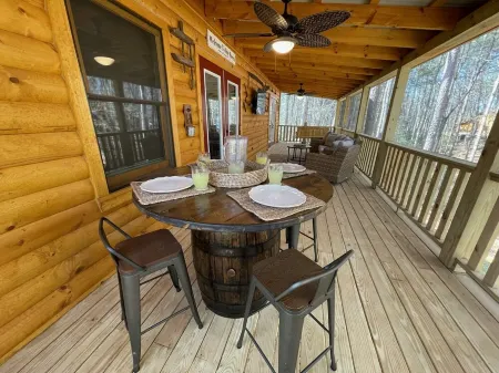 The Lazy Goat Cabin: HotTub, Grill, Fire Pit, Wifi