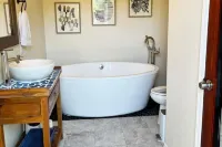 NEW! 3/BR Coffee Estate with Hot Tub and Ocean View in Kona town
