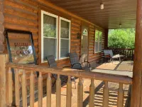 Cozy Cabin-real log cabin stay. Loft bed, woodsy decor, clean & cozy!