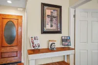 Elegant, Quiet, and Beautiful Rustic Home Blocks from UT and Downtown