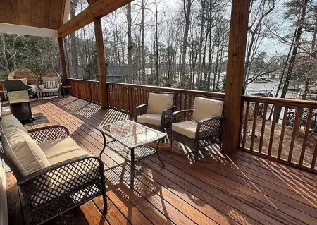 Beautiful Spacious New Lakefront Home