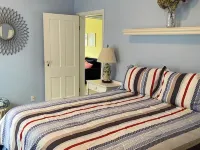 Cozy cottage on beautiful Lake Charlevoix Hotels in Boyne City