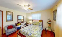 Cozy Clearwater home w heated pool near beachesPet friendly