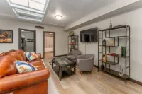Overnight Event Venue & Loft in downtown Mitchell فنادق في Davison County
