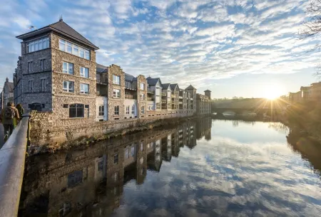 Luxury riverside apartment between Lake District and Yorkshire Dales Отели рядом с достопримечательностью «Квакер Тапестри Музеум»