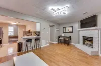 Beautiful 2 bedroom home located by Airport Hotels in Riverdale