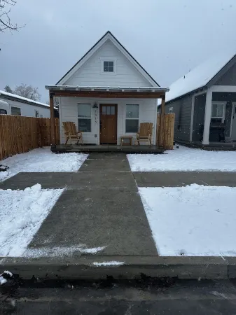 The Comfy Bear Cottage! Beautiful 2 bed/1bath home minutes from skiing and lake. Отели рядом с достопримечательностью «Вар Мемориал Филд»