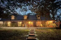 6 Br Log Home in Piney Woods of East TX with Hot Tub and Pond