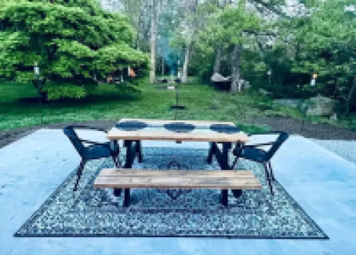 Contemporary cottage minutes from the heart of town!