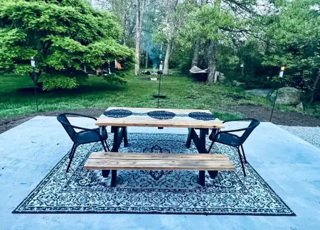 Contemporary cottage minutes from the heart of town!