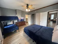 Villa 30 mins to Waco - Private Pool, Hot Tub, Gym and Fire Ring