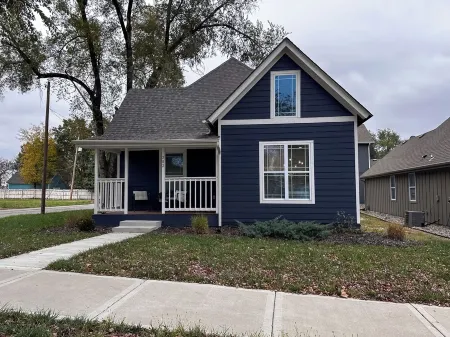 Blue House - Cozy 3 Bedroom, King Bed, Rotary Park