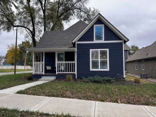 Blue House - Cozy 3 Bedroom, King Bed, Rotary Park