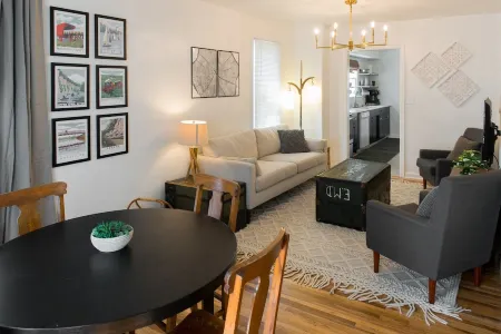 Downtown & Campus Wifi with Netflix 2Br 1Ba