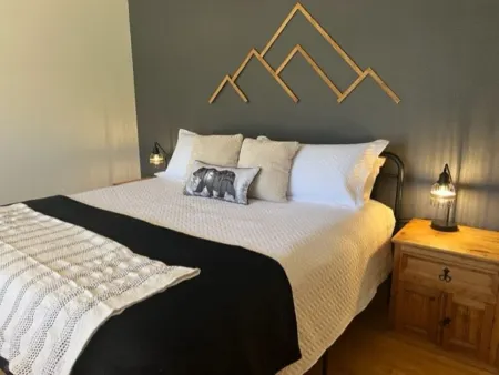 Minutes from Sdc! Fireplace! Scenic Wooded Views! Lake!