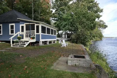 Charming water-front cottage & guest house comfortably sleeps 8 with WiFi, AC Hotel dekat Kamp Kill Kare State Park