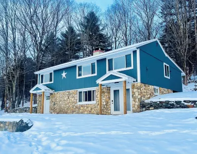 Spacious Family Getaway 10Min to Mt Snow w. Firepit, BBQ, King Bed Beyond Imagination附近的飯店