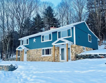 Spacious Family Getaway 10Min to Mt Snow w. Firepit, BBQ, King Bed