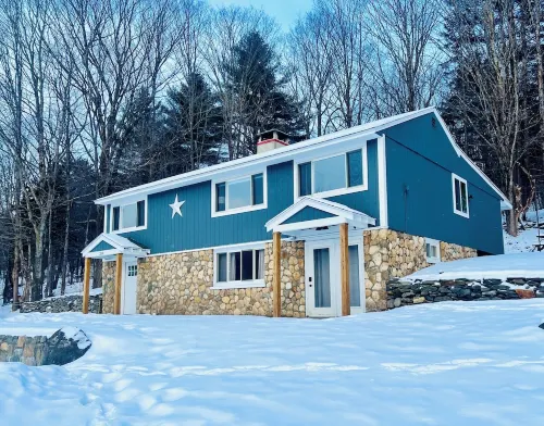 Spacious Family Getaway 10Min to Mt Snow w. Firepit, BBQ, King Bed