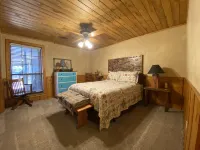 6 Br Log Home in Piney Woods of East TX with Hot Tub and Pond