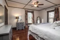 Cottage On Main- In The Heart Of Weston