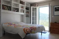 In Furnangina, family villa with sea view, mature garden and swimming pool