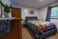 Experience Sitka's Charm in Your Cozy 1-Bedroom Retreat Overlooking the Bay - 3-نجوم
