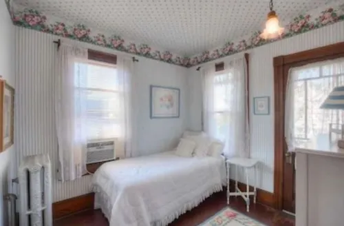 Beautiful 6 BR House in center of  Historic District 1 Block to Beach