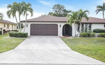 Ellis' Hideaway! Cozy 2-bedroom pool home with WiFi, AC in enjoyable Cape Coral Отели рядом с достопримечательностью «Cycle Co Cape Coral»