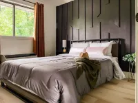 Modern Sleek Convenient Condo, Luxury King bed! Pool, Hot Tub, and Fire Place