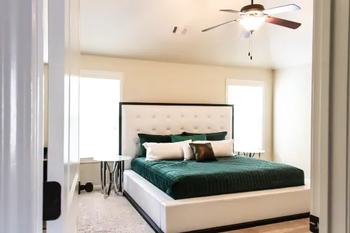 Cheerful & Spacious 4bedroom home away from home!