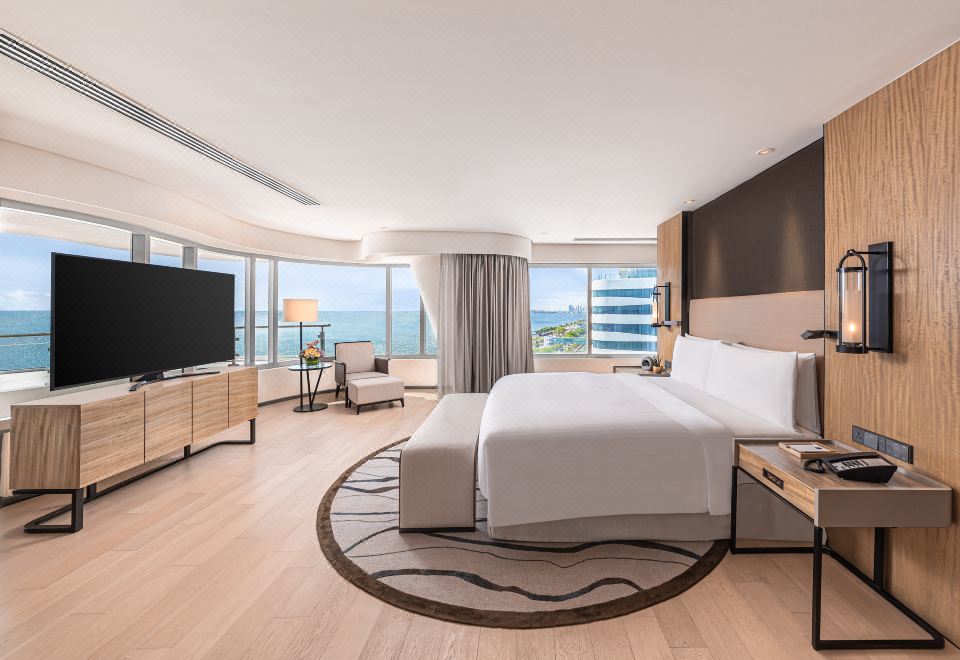 콘래드 마닐라 디럭스룸