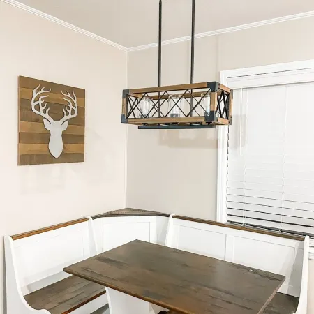 Beautiful 2 story house overlooking the water. Has arcade & Close to the springs