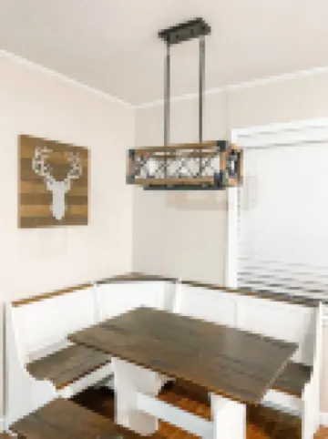 Beautiful 2 story house overlooking the water. Has arcade & Close to the springs