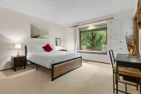 Feel at home in the mountains by a creek w/hot-tub Hotels in Welches