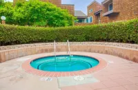 Designer Beach Condo Steps to Ocean/Beach, Heated Pool, Spa, Shops, Restaurants