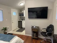 Lovely private guest suite w/hot tub/grill/kitchenette