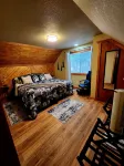 Pinetree Cabin - 4 king beds, stunning views