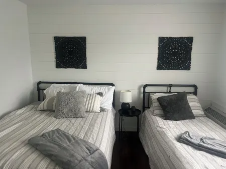 Izaty's Beach Villa - Lakefront 2BR Condo