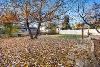 A perfect little getaway!  Centrally located, fully equipped! Pet Friendly too!