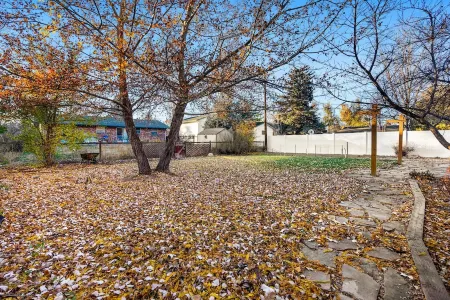 A perfect little getaway!  Centrally located, fully equipped! Pet Friendly too!