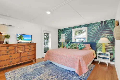 Downtown Tropical Oasis- heated Pool/ Private fenced yard.