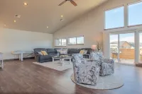 Modern Home w/ mountain views! — 9 minutes from downtown!