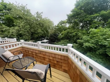 Oak Bluff's Victorian Walk to Town & Beaches Отели рядом с достопримечательностью «ЙМКА Мартас-Винъярд»